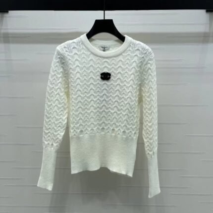 Round neck pullover long sleeved sweater