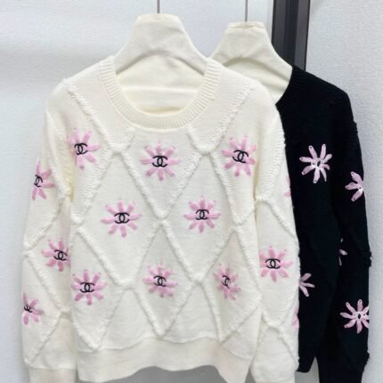 Lingge Flower Embroidered Knitted Sweater