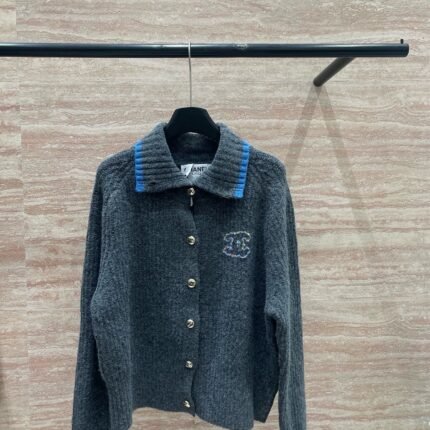 Collar contrasting sweater