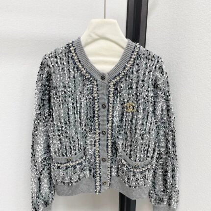 25fw Wearing a round neck cardigan with beads