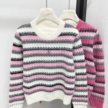 25fw Chest metal logo sweater