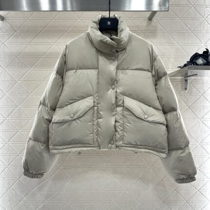 25 Flip collar, wear down jacket on both sides