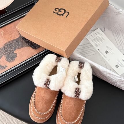 Plush snow boots