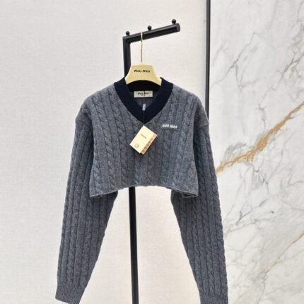 V-neck waist-baring knitted wool sweater